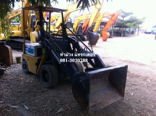 Komatsu SD10-3 (รถตักโฟลคลิฟต์ล้อยาง)  สนใจติดต่อ ท่าม่วง แทรกเตอร์ 081-3030788, 085-1746828  สภาพพร้อมใช้งาน เก็บงานรั่วซึมเรียบร้อยครับ ราคา 180,000 บาท