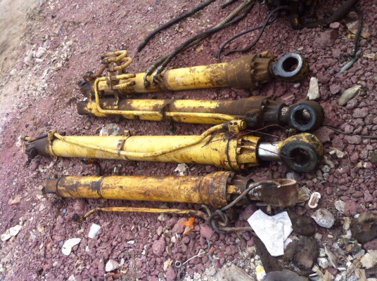 ขายด่วนกระบอก 4กระบอก ถอดออกมาจาก Kato HD700 ครับ