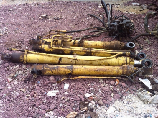 ขายด่วนกระบอก 4กระบอก ถอดออกมาจาก Kato HD700 ครับ