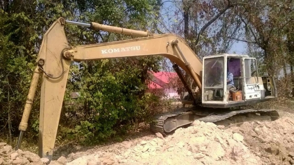 ขายรถแบคโฮ KOMATSU PC-200-5 รถทำงานได้ดี ราคาถูกๆ แค่.550000 ต่อรอง สนใจรีบจองด่วน