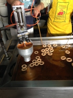 ขายเครื่องทำขนมโดนัส แบบปั้มลมบังคับด้วยแก๊ส เครื่องสวยใช้น้อยราคาคุยกัน