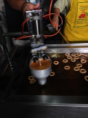 ขายเครื่องทำขนมโดนัส แบบปั้มลมบังคับด้วยแก๊ส เครื่องสวยใช้น้อยราคาคุยกัน