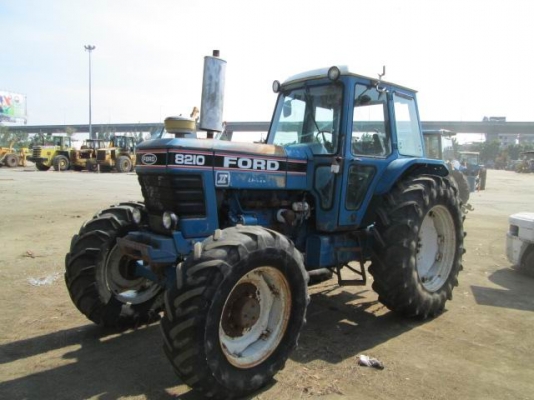 รถไถฟอร์ด 8210 รถสวย ยางดี รถนอกนำเข้า  ขับเคลื่อน 4 ล้อ