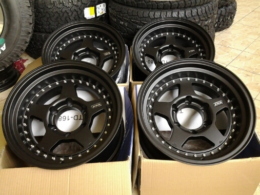 ล้อออฟโรด W-WORK 16&times;8 ET-25 สีดำด้านหมุดเงิน