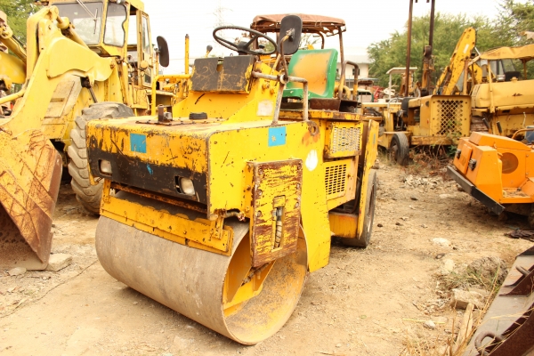 ขาย- รถบด สั่นสะเทือน แบบนั่งขับ เอวอ่อน ดีเซล 3สูบ BOMAG: BW121AC หน้าเหล็ก หลังยาง ราคา 345,000 บาท