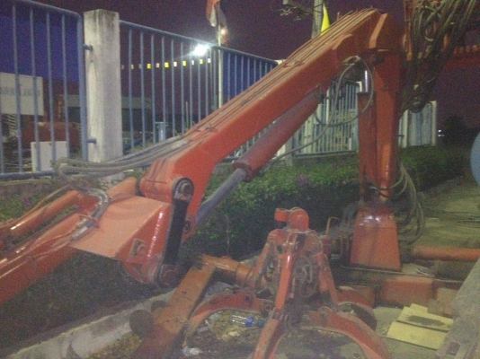 แขนกล ไฮโดรลิก ติดกรงเล็บครีบ ใช้ครีบเหล็ก นั่งบังคับบนบูม อุปกรณ์ครบ ใช้งานได้เลย ยกลงเพราะเปลี่ยนขนาดรถใหญ่ขึ้น มี 2 ตัว 200000 และ 240000 ฝากขาย ติดต่อ หมวดมินทร์  086 4085619