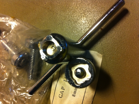 ชุดน็อตหัวจม M8 ยาว25 และ 20 มม.(ส่วนหัวออกแบบมาเฉพาะต้องใช้เครื่องมือเฉพาะที่ให้มาในถุงเท่าน้ัน))จัดเป็นชุด4 ตัวพร้อมตัวหมุนขันให้ต่อถุง