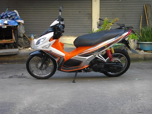 ขาย Nouvo Elegance 135cc. สีดำ-ขาว-ส้ม สวยหรูด้วยโช็คแก๊สหลังคู่ เครื่องสดๆสุดเยี่ยม 22500 บาท