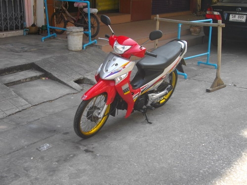 ขาย Suzuki SMASH สีแดง สวยสด เครื่องเดิมดีเยี่ยม ขับดีมาก ราคา 13000 บาท