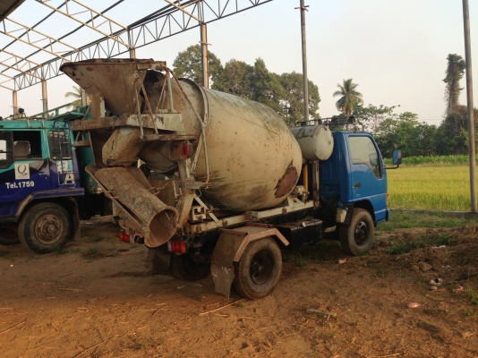 รถโม้ 2.5 คิว สภาพดีพร้อมใช้งาน เครื่องดี โม้สวย อุปกรณ์ครบ ยางใหม่ทุกเส้น