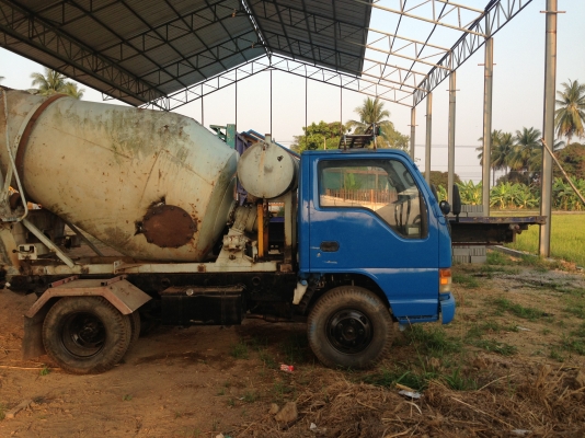 รถโม้ 2.5 คิว สภาพดีพร้อมใช้งาน เครื่องดี โม้สวย อุปกรณ์ครบ ยางใหม่ทุกเส้น