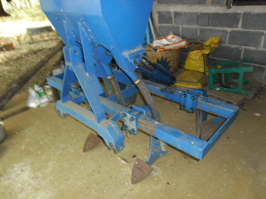 ขายเครื่องใส่ปุ๋ยพร้อมทำรุ่นในไร่อ้อย