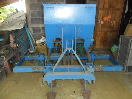 ขายเครื่องใส่ปุ๋ยพร้อมทำรุ่นในไร่อ้อย