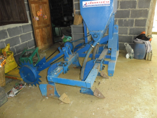 ขายเครื่องใส่ปุ๋ยพร้อมทำรุ่นในไร่อ้อย