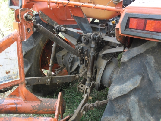 ขายรถไถ KUBOTA  2605 ขับเคลื่อน 4 ล้อ พร้อมอุปกรณ์