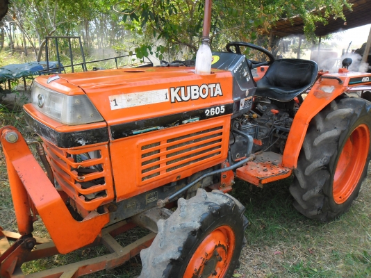 ขายรถไถ KUBOTA  2605 ขับเคลื่อน 4 ล้อ พร้อมอุปกรณ์