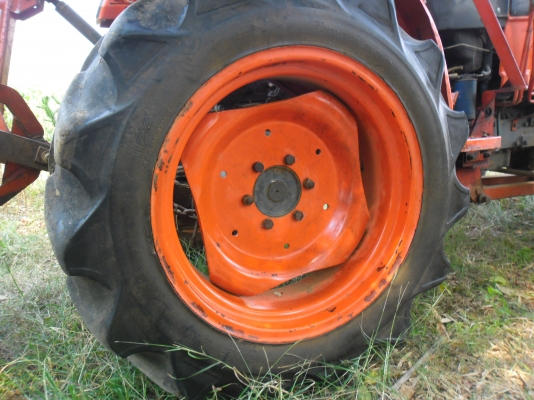 ขายรถไถ KUBOTA  2605 ขับเคลื่อน 4 ล้อ พร้อมอุปกรณ์