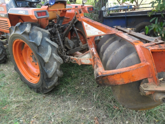 ขายรถไถ KUBOTA  2605 ขับเคลื่อน 4 ล้อ พร้อมอุปกรณ์