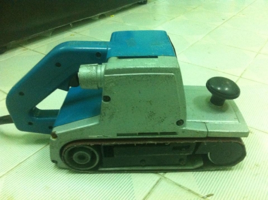เครื่องขัดกระดาษทรายแบบสายพาน(Belt Sander) makita รุ่น 9401 (940w.) ขนาด 100 mm.(4 นิ้ว) เครื่องขัดกระดาษทรายแบบสายพาน(Belt Sander) makita รุ่น 9401 (940w.) ขนาด 100 mm.(4 นิ้ว)
