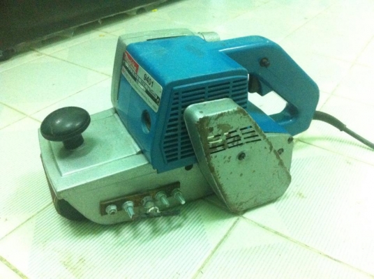 เครื่องขัดกระดาษทรายแบบสายพาน(Belt Sander) makita รุ่น 9401 (940w.) ขนาด 100 mm.(4 นิ้ว) เครื่องขัดกระดาษทรายแบบสายพาน(Belt Sander) makita รุ่น 9401 (940w.) ขนาด 100 mm.(4 นิ้ว)