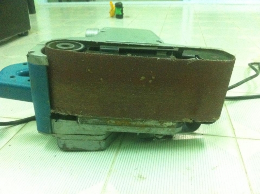 เครื่องขัดกระดาษทรายแบบสายพาน(Belt Sander) makita รุ่น 9401 (940w.) ขนาด 100 mm.(4 นิ้ว) เครื่องขัดกระดาษทรายแบบสายพาน(Belt Sander) makita รุ่น 9401 (940w.) ขนาด 100 mm.(4 นิ้ว)