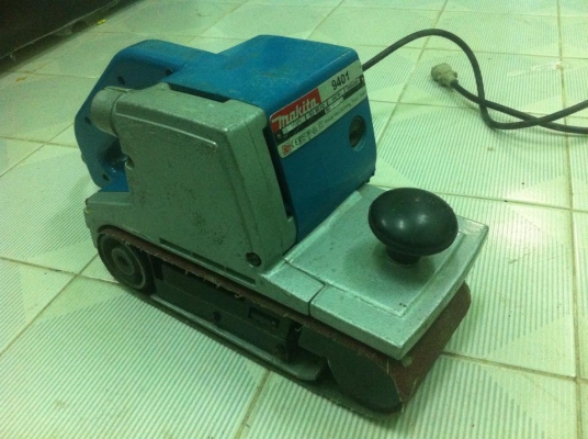 เครื่องขัดกระดาษทรายแบบสายพาน(Belt Sander) makita รุ่น 9401 (940w.) ขนาด 100 mm.(4 นิ้ว)