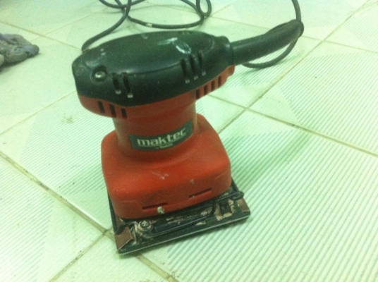 เครื่องขัดกระดาษทรายระบบสั่น MAKTEC รุ่น MT920