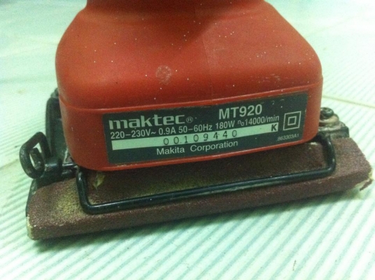 เครื่องขัดกระดาษทรายระบบสั่น MAKTEC รุ่น MT920