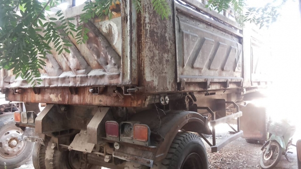 **350,000 บ.ต่อรอง**ขายลูกพ่วง2คานดั๊มเหล็ก สามมิตรลอนเฉียง ปี38สภาพจอด ช่วงล่างดีคัสซีดีไม่ปะ ยางดีประมาณ60-70\% พื้นดีข้างดี สีสันพอใช้ มีลอกมีสนิม ตามรูป ขายตามสภาพ เอกสารเล่มทะเบียนครบ มี2ตัว ราคาต่อรองได้เด้อ พี่น้องครับ