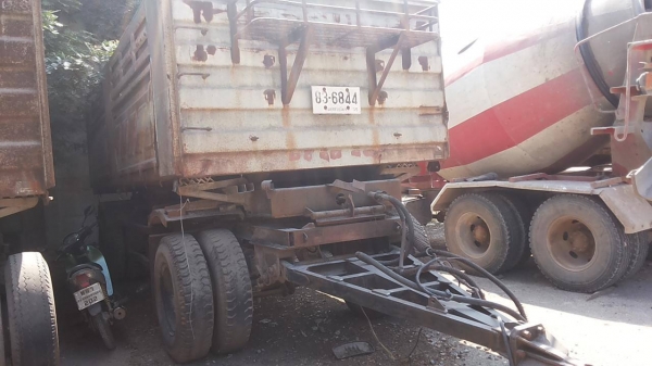 **350,000 บ.ต่อรอง**ขายลูกพ่วง2คานดั๊มเหล็ก สามมิตรลอนเฉียง ปี38สภาพจอด ช่วงล่างดีคัสซีดีไม่ปะ ยางดีประมาณ60-70\% พื้นดีข้างดี สีสันพอใช้ มีลอกมีสนิม ตามรูป ขายตามสภาพ เอกสารเล่มทะเบียนครบ มี2ตัว ราคาต่อรองได้เด้อ พี่น้องครับ