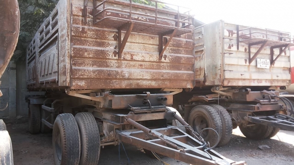 **350,000 บ.ต่อรอง**ขายลูกพ่วง2คานดั๊มเหล็ก สามมิตรลอนเฉียง ปี38สภาพจอด ช่วงล่างดีคัสซีดีไม่ปะ ยางดีประมาณ60-70\% พื้นดีข้างดี สีสันพอใช้ มีลอกมีสนิม ตามรูป ขายตามสภาพ เอกสารเล่มทะเบียนครบ มี2ตัว ราคาต่อรองได้เด้อ พี่น้องครับ