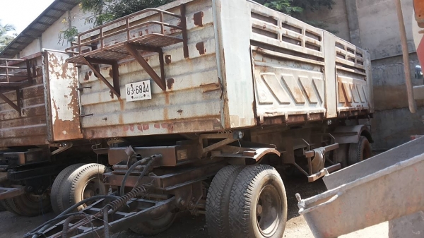 **350,000 บ.ต่อรอง**ขายลูกพ่วง2คานดั๊มเหล็ก สามมิตรลอนเฉียง ปี38สภาพจอด ช่วงล่างดีคัสซีดีไม่ปะ ยางดีประมาณ60-70\% พื้นดีข้างดี สีสันพอใช้ มีลอกมีสนิม ตามรูป ขายตามสภาพ เอกสารเล่มทะเบียนครบ มี2ตัว ราคาต่อรองได้เด้อ พี่น้องครับ