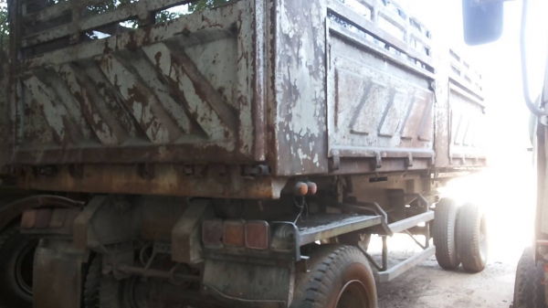 **350,000 บ.ต่อรอง**ขายลูกพ่วง2คานดั๊มเหล็ก สามมิตรลอนเฉียง ปี38สภาพจอด ช่วงล่างดีคัสซีดีไม่ปะ ยางดีประมาณ60-70\% พื้นดีข้างดี สีสันพอใช้ มีลอกมีสนิม ตามรูป ขายตามสภาพ เอกสารเล่มทะเบียนครบ มี2ตัว ราคาต่อรองได้เด้อ พี่น้องครับ