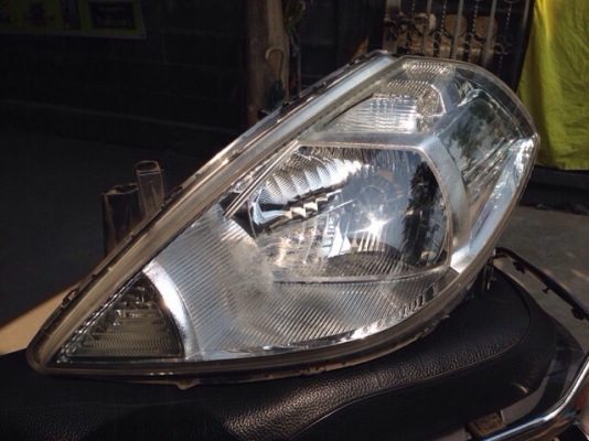 ขายไฟหน้า nissan tiida/เสกิร์ตกันชนหน้า ford fieasta