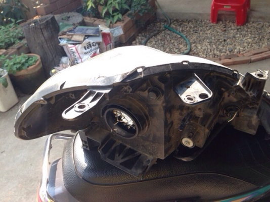 ขายไฟหน้า nissan tiida/เสกิร์ตกันชนหน้า ford fieasta