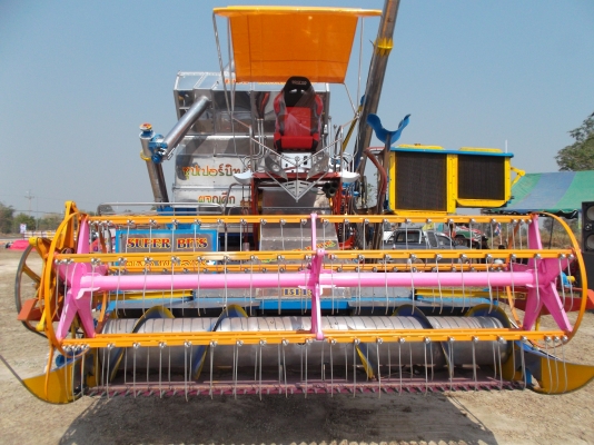 รถเกี่ยวข้าวซุปเปอร์บิทส์  ผจญศึก ใหม่ 2557 สั่งจองก่อนรับรถก่อน!!!