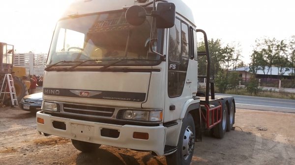 **950,000 บ.ต่อรอง**ขาย10ล้อหัวลาก HINO PROFIA FN604B เครื่องEK100 270HP เครื่องแน่นดีแรง ไม่เยิ้ม เกียร์เดิม ช่วงล่างคัสซีสวยเดิมไม่มีปะไม่มีดาม ยางดี10เส้น หัวเก๋งสวยไม่มีผุ ภายในสวยคอนโซลครบ แอร์ พ.พาวเวอร์ ทริฟฟี่ ครบ พร้อมใช้งาน ทะเบียนต่อให้เต็ม เอก