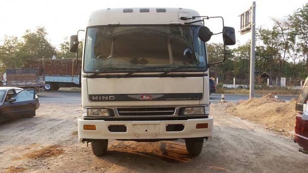 **950,000 บ.ต่อรอง**ขาย10ล้อหัวลาก HINO PROFIA FN604B เครื่องEK100 270HP เครื่องแน่นดีแรง ไม่เยิ้ม เกียร์เดิม ช่วงล่างคัสซีสวยเดิมไม่มีปะไม่มีดาม ยางดี10เส้น หัวเก๋งสวยไม่มีผุ ภายในสวยคอนโซลครบ แอร์ พ.พาวเวอร์ ทริฟฟี่ ครบ พร้อมใช้งาน ทะเบียนต่อให้เต็ม เอก