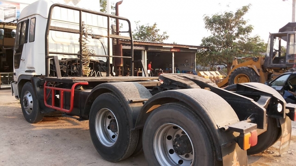 **950,000 บ.ต่อรอง**ขาย10ล้อหัวลาก HINO PROFIA FN604B เครื่องEK100 270HP เครื่องแน่นดีแรง ไม่เยิ้ม เกียร์เดิม ช่วงล่างคัสซีสวยเดิมไม่มีปะไม่มีดาม ยางดี10เส้น หัวเก๋งสวยไม่มีผุ ภายในสวยคอนโซลครบ แอร์ พ.พาวเวอร์ ทริฟฟี่ ครบ พร้อมใช้งาน ทะเบียนต่อให้เต็ม เอก