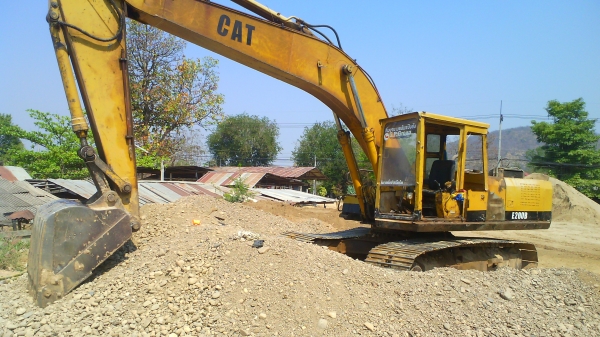 รถแบคโฮ CAT E200 B มีลายแย๊กซ์ รถใช้งานปกติดี รถราคาประหยัด ชอบราคาเท่าไรต่อรองได้ครับ