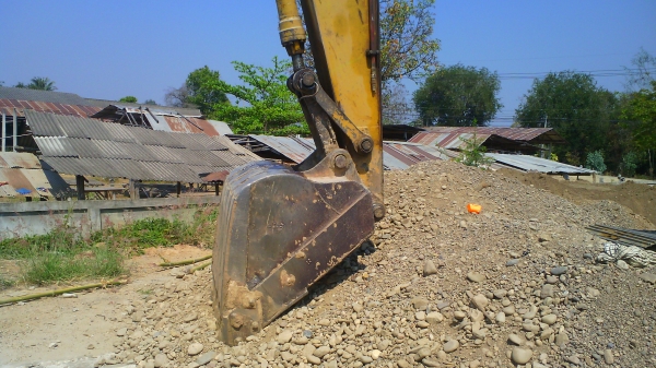 รถแบคโฮ CAT E200 B มีลายแย๊กซ์ รถใช้งานปกติดี รถราคาประหยัด ชอบราคาเท่าไรต่อรองได้ครับ