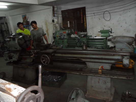 ขายครับขายเครื่องกลึงขนาด 10 ฟุต 2 เพลา คอลูกปืน เกียร์บล็อก รูผ่านคอ 2 นิ้ว สวิงผ่านรางประมาณ 400 มม. กลึงยันศูนย์ยาวประมาณ 2 เมตร ยี่ห้อ willson ผลิตในประเทศอังกฤษ สภาพใช้งาน 90000 บาท 0814583376 ช่างเอก