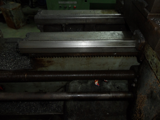 ขายครับขายเครื่องกลึงขนาด 10 ฟุต 2 เพลา คอลูกปืน เกียร์บล็อก รูผ่านคอ 2 นิ้ว สวิงผ่านรางประมาณ 400 มม. กลึงยันศูนย์ยาวประมาณ 2 เมตร ยี่ห้อ willson ผลิตในประเทศอังกฤษ สภาพใช้งาน 90000 บาท 0814583376 ช่างเอก