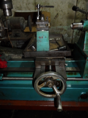 ขายครับขายเครื่องกลึง และเครื่องมิลลิ่งตั่งโต๊ะ สวิงผ่านรางได้ถึง 40 cm. กลึงเพลายันศูนย์ได้ประมาณ 40 cm. รูผ่านคอ 20 มม. มีชุดเจาะติดตั่งอยู่ที่หัวแท่นด้วย มอเตอร์ขนาด 1/2 HP ไฟ 220V สภาพสวย พร้อมใช้ 25000 บาท 0814583376 ช่างเอก มีบริการจัดส่งทั่วประเทศ