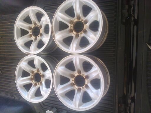 แม็กซ์อีซุซุ16แท้(ลายเล็บเหยียว)สภาพเดิมๆไม่มีเบียดไม่มีซ่อม