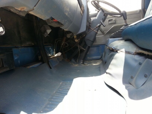 รถอีซูซุ 6 ล้อ บรรทุกน้ำมัน เปลื่ยนเครื่อง 110 แรงม้า. สนใจติดต่อ 081 - 6079515 รถอีซูซุ 6 ล้อ บรรทุกน้ำมัน เปลื่ยนเครื่อง 110 แรงม้า. สนใจติดต่อ 081 - 6079515