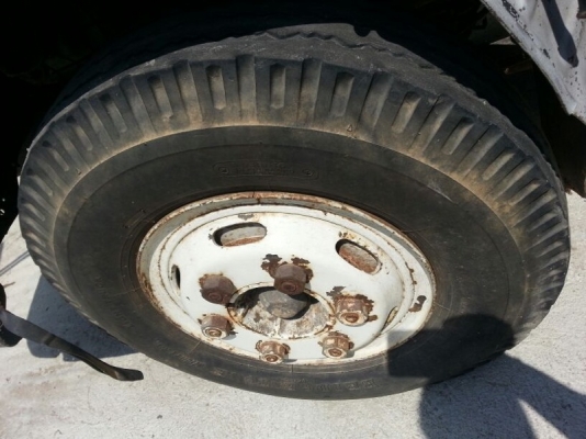 รถอีซูซุ 6 ล้อ บรรทุกน้ำมัน เปลื่ยนเครื่อง 110 แรงม้า. สนใจติดต่อ 081 - 6079515 รถอีซูซุ 6 ล้อ บรรทุกน้ำมัน เปลื่ยนเครื่อง 110 แรงม้า. สนใจติดต่อ 081 - 6079515