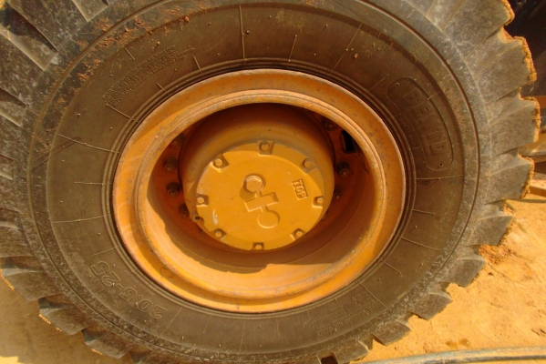 ขายด่วนรถตักล้อยางKOMATSUWA380-1เก่านอกนําเขัา