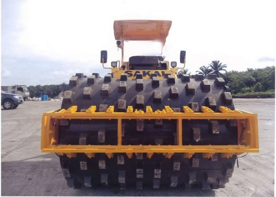 รถบดถนนสั่นสะเทือนล้อหนามหุ้มเรียบ SAKAI รุ่น SV520DF