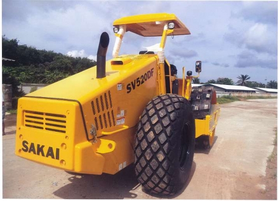 รถบดถนนสั่นสะเทือนล้อหนามหุ้มเรียบ SAKAI รุ่น SV520DF